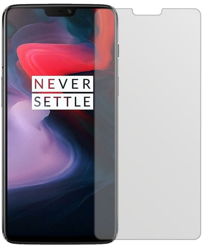 OnePlus6 mit aufgebrachter dipos Displayschutzfolie, die lästige Fingerabdrücke minimiert