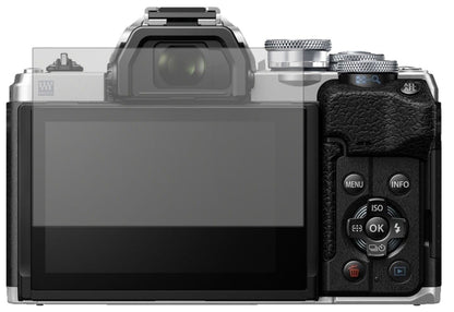 OlympusOM-D E-M10 Mark IV mit aufgebrachter dipos Displayschutzfolie, die lästige Fingerabdrücke minimiert