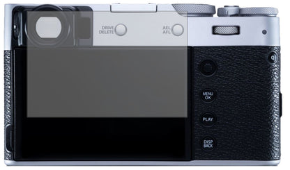 FujifilmX100V mit aufgebrachter dipos Displayschutzfolie, die lästige Fingerabdrücke minimiert