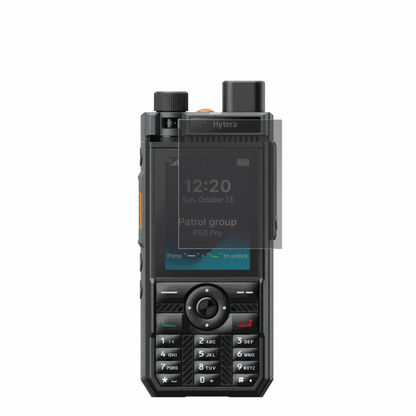 HyteraP50 Pro mit aufgebrachtem dipos Displayschutz, der seitliche Einblicke blockiert