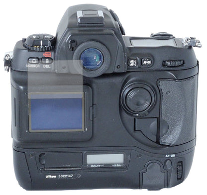 NikonD1 mit aufgebrachter dipos Displayschutzfolie, die lästige Fingerabdrücke minimiert