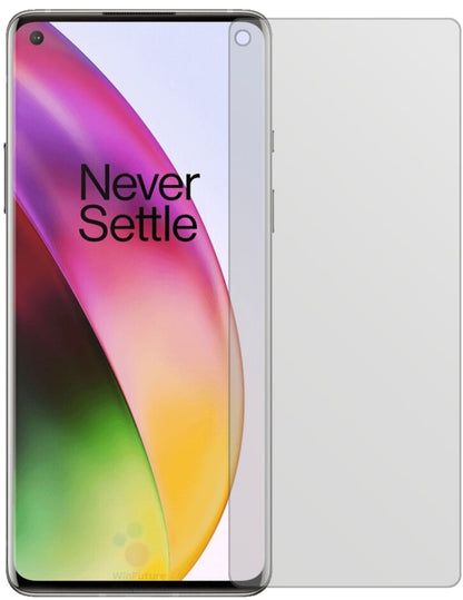 OnePlus8 mit aufgebrachter dipos Displayschutzfolie, die lästige Fingerabdrücke minimiert