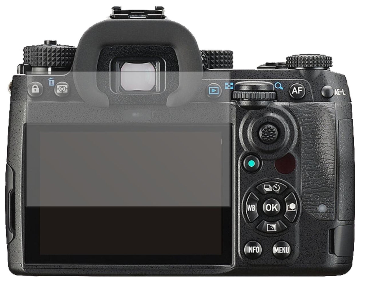 PentaxK-3 III mit aufgebrachter dipos Displayschutzfolie, die lästige Fingerabdrücke minimiert